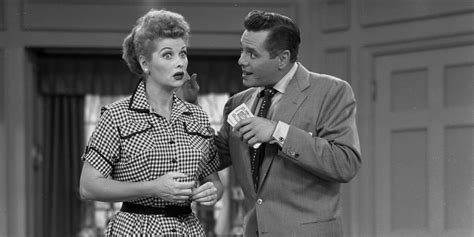  I Love Lucy - 1950년대 미국 시트콤의 황금기, 불안정한 여배우와 당황하는 배우 남편의 유쾌한 사고사건들을 그립니다!